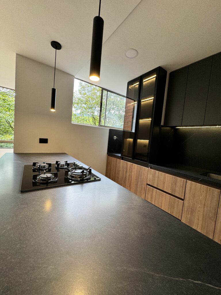 Empresa de arquitectura y construcción en Medellín. Mobiliario arquitectónico personalizado para cocinas