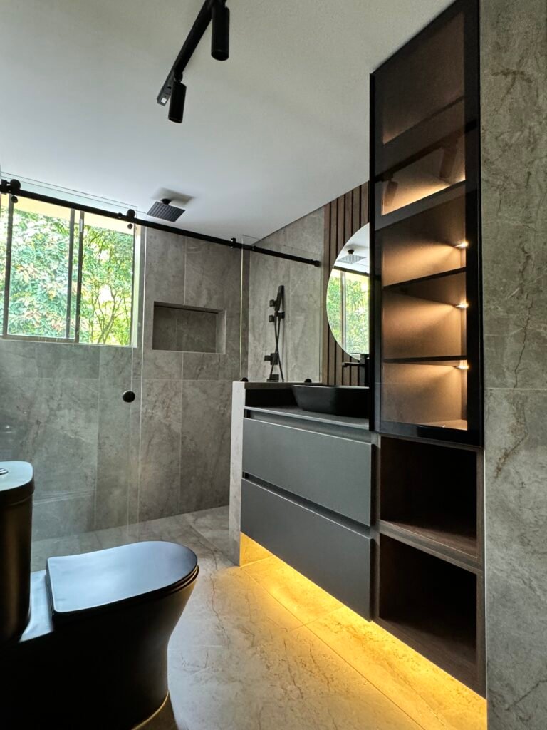 Diseño y reforma de baño moderno en Medellín