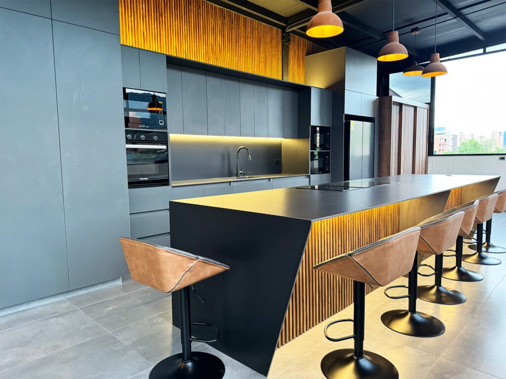 Los acabados arquitectónicos son el toque final que protege, transforma y realza cada espacio. En ArqueDeco aplicamos materiales, revestimientos y técnicas de calidad para aportar estética, confort y durabilidad a hogares, oficinas y proyectos comerciales. Hemos realizado proyectos en Medellín, Rionegro, La Ceja, Bello, Envigado, Itagüí y otros municipios de Antioquia.